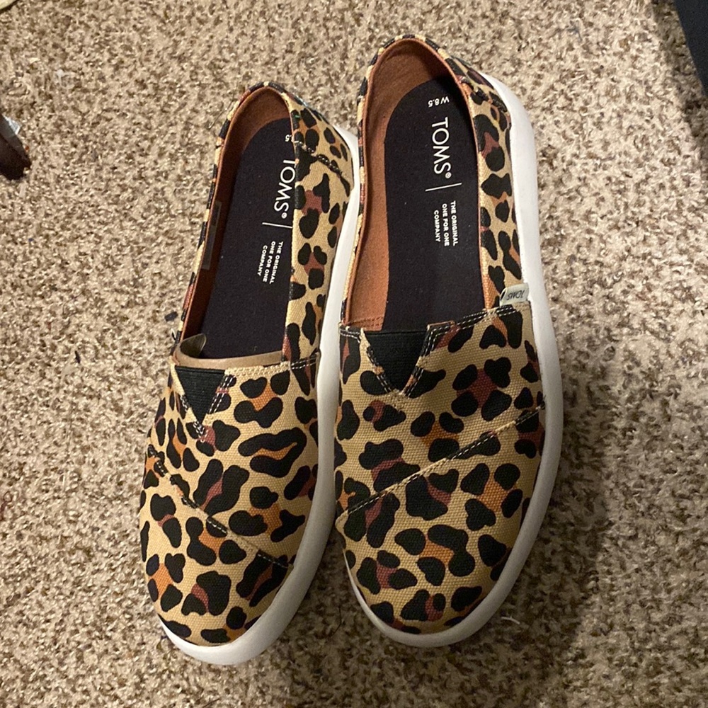Leopard Tom’s slip ons